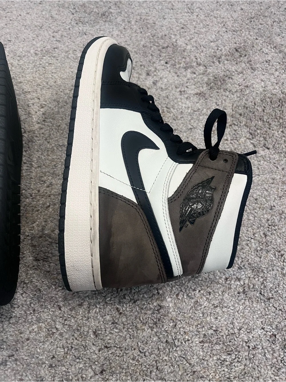 Air Jordan 1 Retro High OG Dark Mocha - Picture 13 of 16